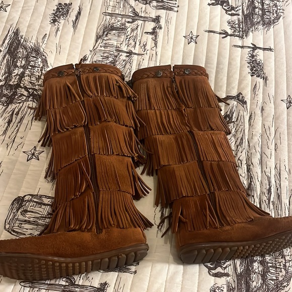 Minnetonka 5 layer fringe moccasins - Picture 8 of 14